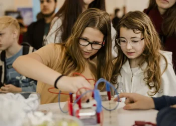 Am LET’S TECH Day wurden auch die Gewinner:innen des LET’S TECH-Videowettbewerbs ausgezeichnet. © OVE/Miriam Mehlman