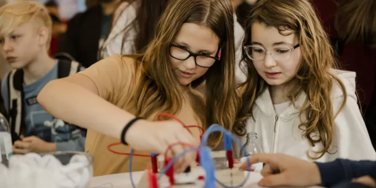 Am LET’S TECH Day wurden auch die Gewinner:innen des LET’S TECH-Videowettbewerbs ausgezeichnet. © OVE/Miriam Mehlman