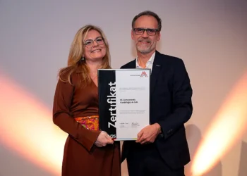 Rudolf Koch, Country Manager Österreich, Schweiz und Slowenien bei RS, nahm das Zertifikat persönlich aus den Händen von Leitbetriebe-Geschäftsführerin Monica Rintersbacher entgegen. © Günther Langegger