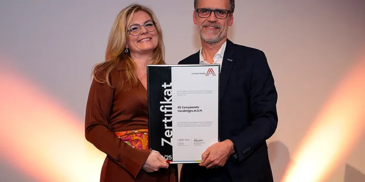 Rudolf Koch, Country Manager Österreich, Schweiz und Slowenien bei RS, nahm das Zertifikat persönlich aus den Händen von Leitbetriebe-Geschäftsführerin Monica Rintersbacher entgegen. © Günther Langegger