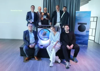 Stehend: Evren Aksoy, Barış Ünal (Head of Productmanagement), Margit Anglmaier, Harald Kasperovski (Sales Director) und Sercan Top. Sitzend: Wolfgang Stelzer (Key Account Elektro), Patricia Kaiser (Model, Moderatorin) und Atilla Öztuncay (Marketing, zuständig für Web und Social Media).