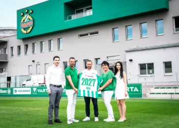 Eveline und Karl Köck gemeinsam mit ihren Kindern Nadine und Michael sowie Geschäftsführer SK Rapid, Steffen Hofmann. © SK Rapid | Widner