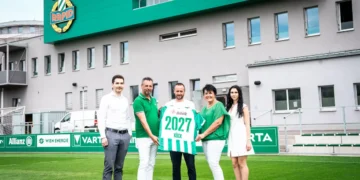 Eveline und Karl Köck gemeinsam mit ihren Kindern Nadine und Michael sowie Geschäftsführer SK Rapid, Steffen Hofmann. © SK Rapid | Widner