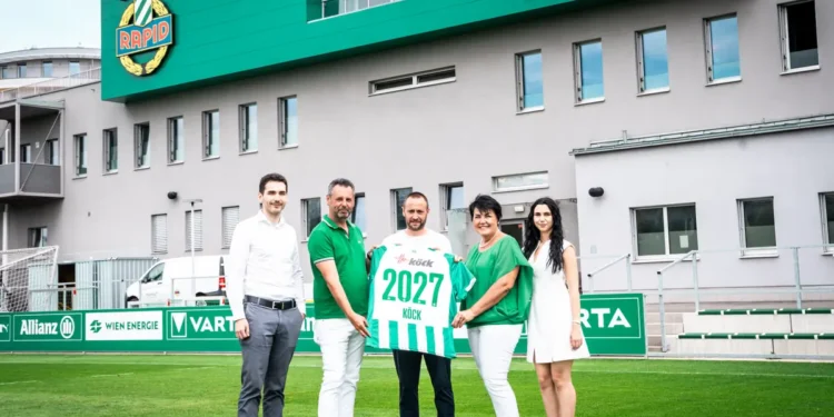 Eveline und Karl Köck gemeinsam mit ihren Kindern Nadine und Michael sowie Geschäftsführer SK Rapid, Steffen Hofmann. © SK Rapid | Widner