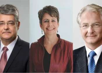 V.l.n.r.: Wolfgang Hesoun (FEEI-Obmann), Sabine Herlitschka (Obmann-Stv.), Kari Kapsch (Obmann-Stv.)© FEEI/PhotoSimonis/InfineonAustria/CANCOMAustria