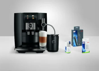 Damit die Pflege ganz einfach auf Knopfdruck funktioniert, hat Jura Pflegeprodukte entwickelt, die perfekt auf die Bedürfnisse der Kaffeevollautomaten abgestimmt sind. © Jura