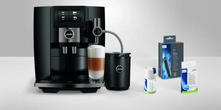 Damit die Pflege ganz einfach auf Knopfdruck funktioniert, hat Jura Pflegeprodukte entwickelt, die perfekt auf die Bedürfnisse der Kaffeevollautomaten abgestimmt sind. © Jura