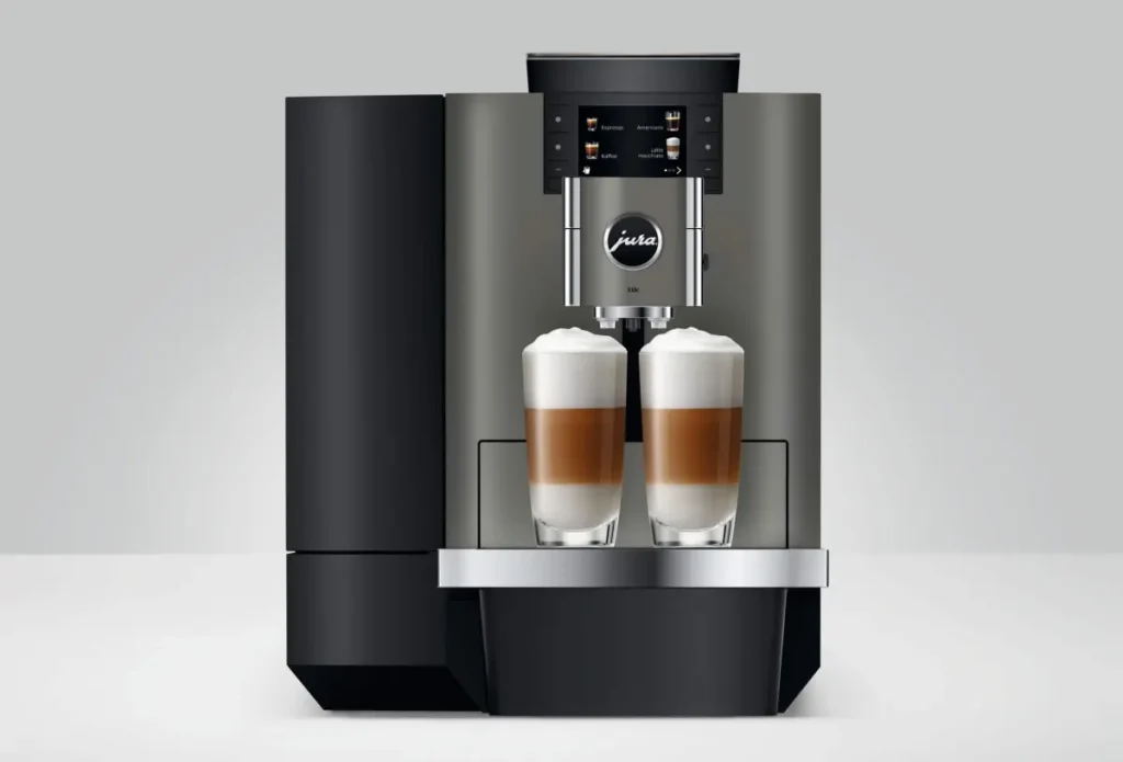 Die X10c bereitet auch Kaffeespezialitäten wie Latte Macchiato zu. © Jura