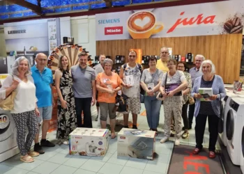 Kerstin Wohlfart (3 v.li.) und Raphael Pircher (4 v.li.) von Expert Plankensteiner mit den zahlreichen glücklichen Glücksrad-GewinnerInnen. © Expert Plankensteiner