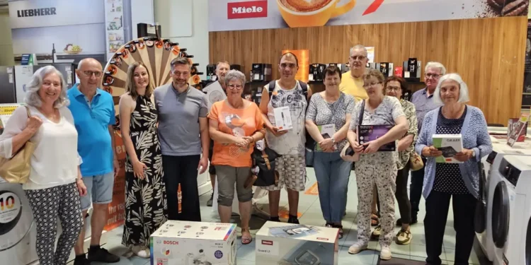 Kerstin Wohlfart (3 v.li.) und Raphael Pircher (4 v.li.) von Expert Plankensteiner mit den zahlreichen glücklichen Glücksrad-GewinnerInnen. © Expert Plankensteiner