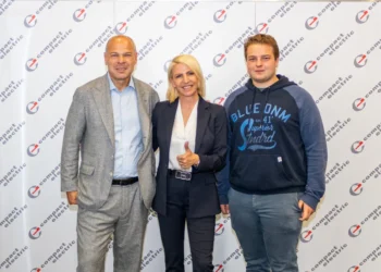 Herbert Klenk mit Sohn Herbert (rechts) und Ulrike Haslauer gehen künftig gemeinsame Wege. © compact electric