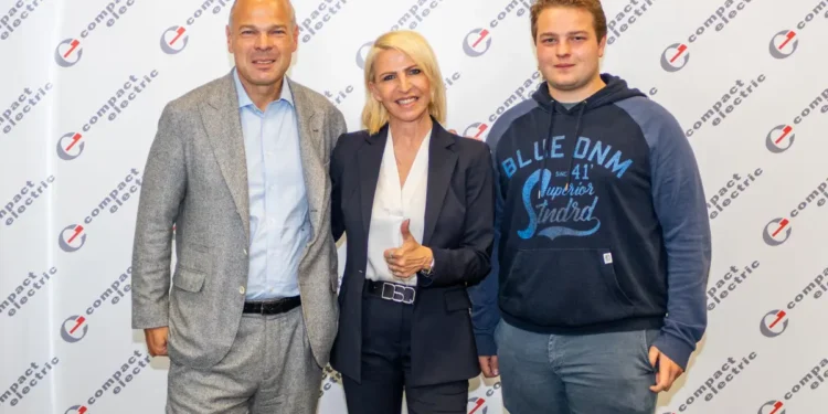 Herbert Klenk mit Sohn Herbert (rechts) und Ulrike Haslauer gehen künftig gemeinsame Wege. © compact electric