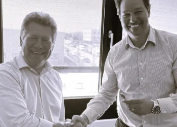 Zwei Elektriker bündeln ihre Kräfte: Stefan Rauhofer (re.) übernimmt das Unternehmen von Robert Blass. © rauhofer Elektrotechnik