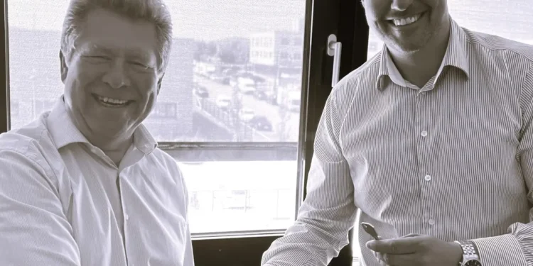 Zwei Elektriker bündeln ihre Kräfte: Stefan Rauhofer (re.) übernimmt das Unternehmen von Robert Blass. © rauhofer Elektrotechnik