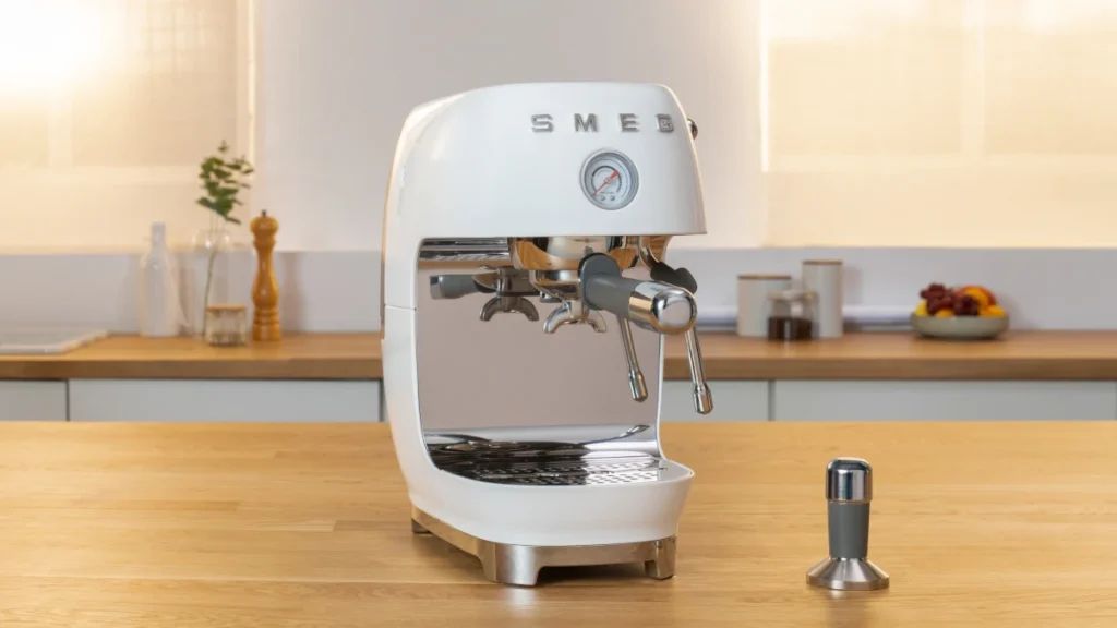 Smeg Premium Cold Brew Siebträgermaschine