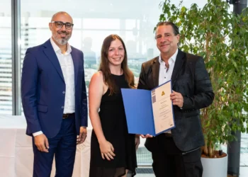 Christian Bräuer und Landesgeschäftsführer Ehsan Ajdari (li.) überreichten die Urkunden an die geehrten Mitarbeiter:innen. Insgesamt wurden von der Elektroinnung 35 Mitarbeiter:innen aus Wiener Betrieben ausgezeichnet. © Mag. Barbara Lachner