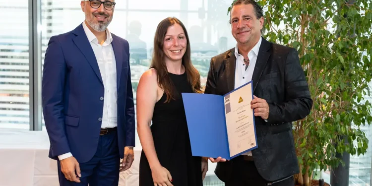 Christian Bräuer und Landesgeschäftsführer Ehsan Ajdari (li.) überreichten die Urkunden an die geehrten Mitarbeiter:innen. Insgesamt wurden von der Elektroinnung 35 Mitarbeiter:innen aus Wiener Betrieben ausgezeichnet. © Mag. Barbara Lachner