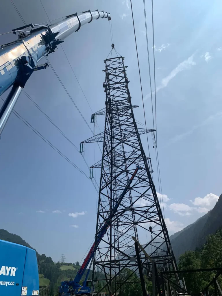 Die "Manda" bauten einen neuen Strommast, mithilfe dessen das neue Umspannwerk Matrei direkt an das APG-Netz angebunden wird