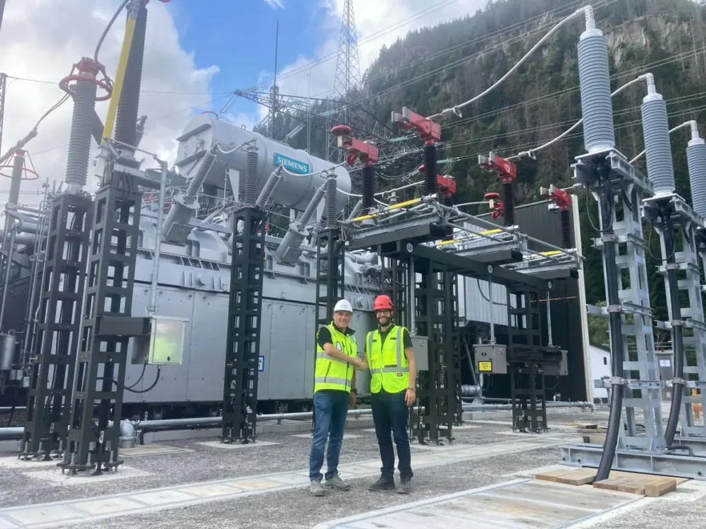 Umspannwerk Matrei Die Projektleiter Wolfgang Ranninger (li, APG) und Stefan Schupfer (re, Tinetz). © APG 