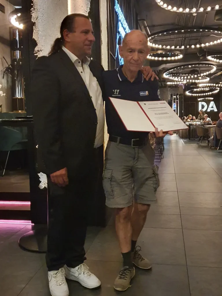 Für seine langjährigen Leistungen auf Bundesebene wurde Rockenschaub nach den Wirtschaftskammerwahlen 2025 vom alten und neuen Bundesinnungsmeister Christian Bräuer ausgezeichnet. © WKO