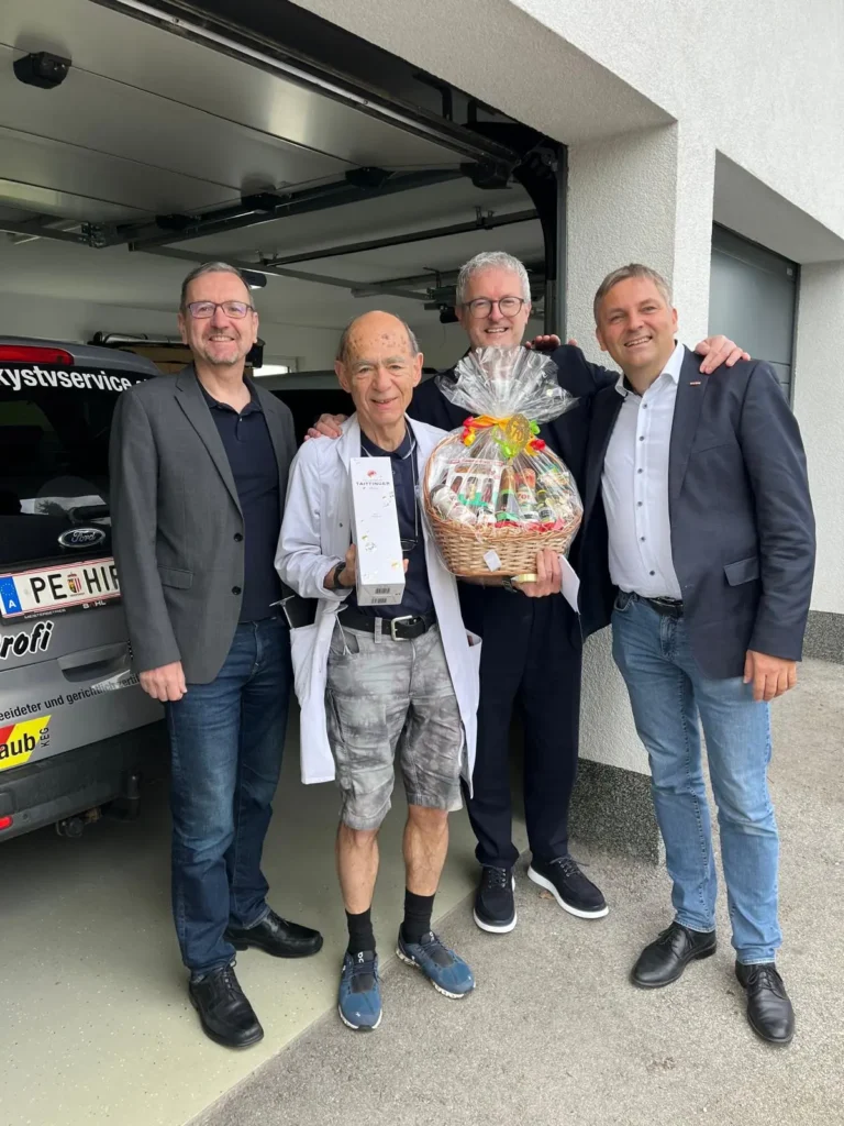 Am 9. Mai 2025 feierte Rocky Rockenschaub seinen 70. Geburtstag. Die Spitze der Landesinnung Oberösterreich nutzte den Anlass, persönlich zu gratulieren – und überreichte zwei Schnapsstamperl für seine „Bierdosis“.