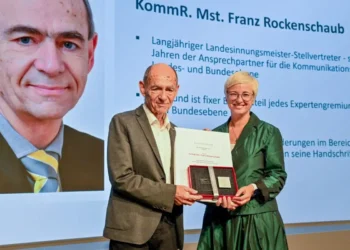 In der Wirtschaftskammer Oberösterreich zeichnete Präsidentin Doris Hummer den Jubilar Franz „Rocky“ Rockenschaub für seine außerordentlichen Verdienste aus. © WKO OÖ