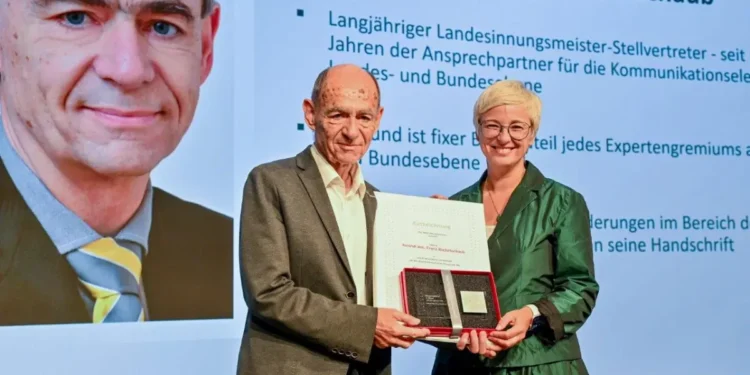 In der Wirtschaftskammer Oberösterreich zeichnete Präsidentin Doris Hummer den Jubilar Franz „Rocky“ Rockenschaub für seine außerordentlichen Verdienste aus. © WKO OÖ