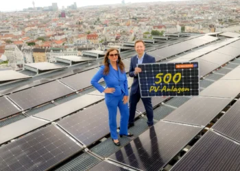 Stadträtin Ulli Sima und Karl Gruber, Geschäftsführer Wien Energie, feiern 500 PV-Anlagen in Wien. © Stadt Wien/Christian Fürthner