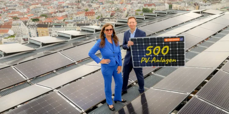 Stadträtin Ulli Sima und Karl Gruber, Geschäftsführer Wien Energie, feiern 500 PV-Anlagen in Wien. © Stadt Wien/Christian Fürthner