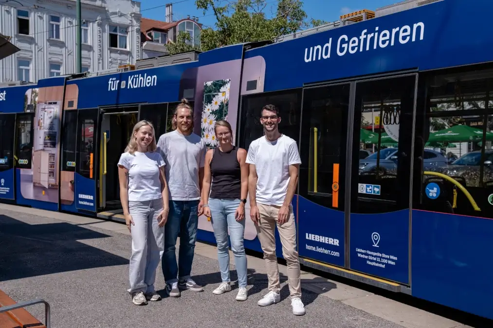 Liebherr-Hausgeräte_Projektteam vor der Straßenbahnlinie D