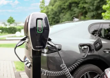 Die Steckdose an der AMTRON 4Business 700 Wallbox ist seitlich positioniert. © Mennekes