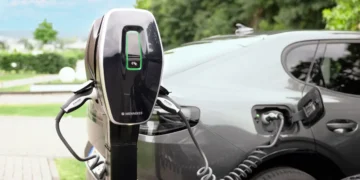 Die Steckdose an der AMTRON 4Business 700 Wallbox ist seitlich positioniert. © Mennekes