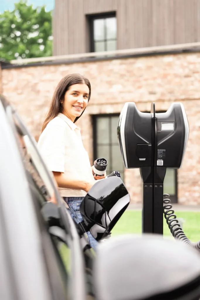 Zwei AMTRON 4Business 700 auf einer Doppelstele – ideal für die freistehende Installation auf dem Unternehmensparkplatz. © Mennekes