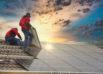 Ein praxisnahes Merkblatt von EAK, PV-Austria und Bundesinnung informiert über die korrekte Entsorgung von PV-Modulen.