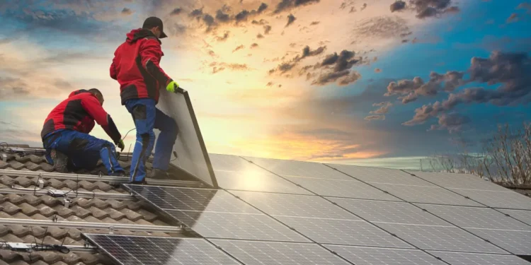 Ein praxisnahes Merkblatt von EAK, PV-Austria und Bundesinnung informiert über die korrekte Entsorgung von PV-Modulen.