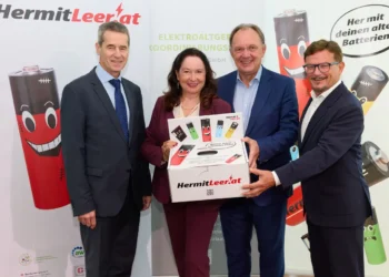 V.l.n.r.: Christian Holzer (Sektionschef Abteilung V, BMLUK), Elisabeth Giehser (Geschäftsführerin EAK), Robert Pfarrwaller (Vorsitzender Aufsichtsrat EAK), Alfred Egger (Vizepräsident ARGE Österr. Abfallwirtschaftsverbände). © Elektroaltgeräte Koordinierungsstelle Austria GmbH/APA-Fotoservice/Schedl