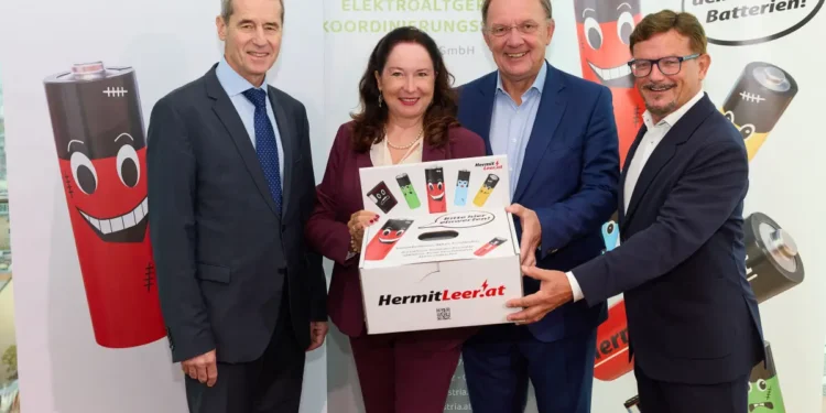 V.l.n.r.: Christian Holzer (Sektionschef Abteilung V, BMLUK), Elisabeth Giehser (Geschäftsführerin EAK), Robert Pfarrwaller (Vorsitzender Aufsichtsrat EAK), Alfred Egger (Vizepräsident ARGE Österr. Abfallwirtschaftsverbände). © Elektroaltgeräte Koordinierungsstelle Austria GmbH/APA-Fotoservice/Schedl