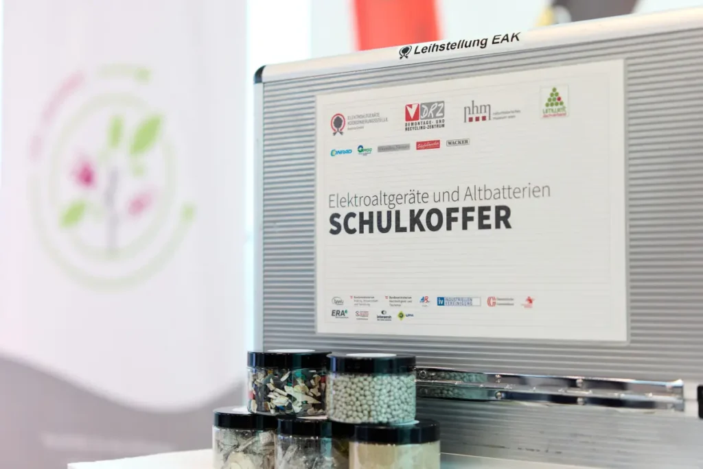 Ein Erfolg gelang der EAK mit der Kampagne „Her mit Leer“. Durch die gezielte Öffentlichkeitsarbeit konnte die Sammelmenge an Gerätealtbatterien aus den im Handel aufgestellten „Her mit Leer“-Sammelboxen deutlich gesteigert werden. Die Informationsarbeit beginnt aber bereits in den Schulen. © Elektroaltgeräte Koordinierungsstelle Austria GmbH/APA-Fotoservice/Schedl