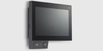 Siedle Axiom, das Video-Panel mit 7-Zoll-Touchscreen, bietet der Schwarzwälder Hersteller ab sofort auch als Gerätevariante für die Aufputzmontage an. © Siedle