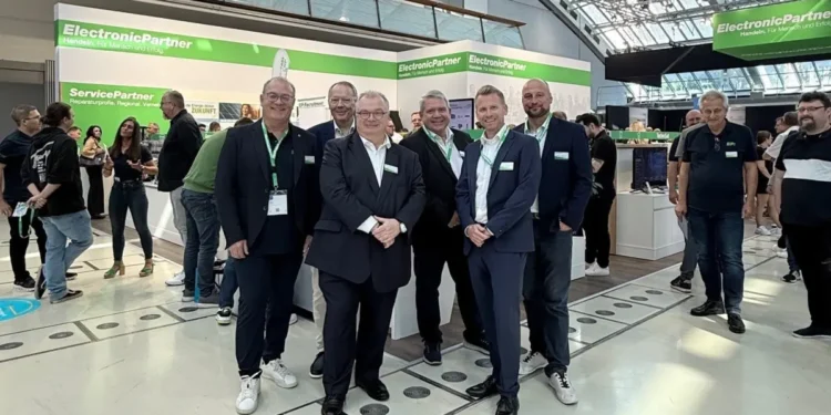 Jörn Gellermann und Michael Hofer freuen sich über einen erfolgreichen Auftritt bei den EFHT 2025. © ElectronicPartner