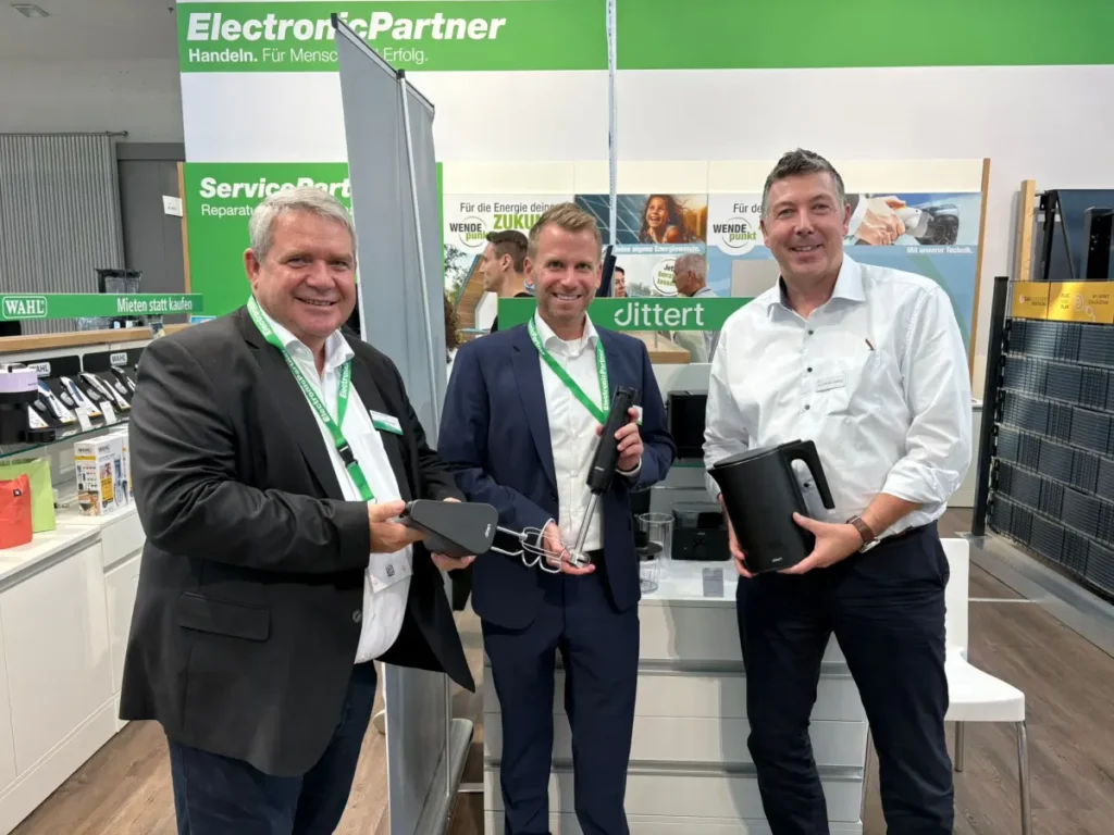 Friedrich Sobol, Vorstand ElectronicPartner, und Michael Hofer am Stand von dittert. Mit dabei: dittert-Vertriebsleiter Oliver Neumann (re.).