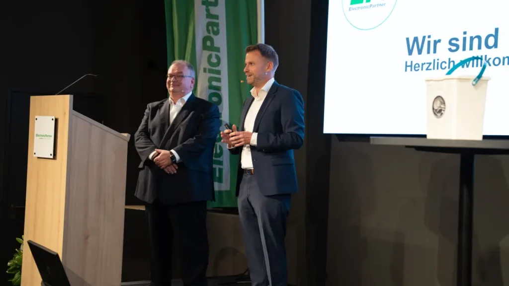 Jörn Gellermann und Michael Hofer eröffnen die exklusive Abendveranstaltung im VIP-Bereich des LASK-Stadions. © ElectronicPartner