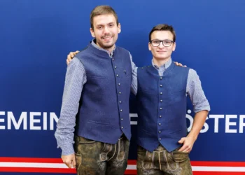 Florian Steffek (links) und Florian Demelbauer in der offiziellen Bekleidung von Skills Austria