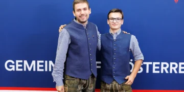 Florian Steffek (links) und Florian Demelbauer in der offiziellen Bekleidung von Skills Austria