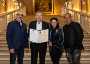 Ehrung der Elektroinnung für 120 Jahre brüder gros Technische Gebäudesysteme Ges.m.b.H. aus dem 12. Wiener Gemeindebezirk. Ehsan Ajdari (Fachgruppengeschäftsführer), Ludwig Hofstätter (brüder gros Technische Gebäudesysteme Ges.m.b.H.), Maria Neumann (Spartenobfrau Gewerbe und Handwerk) und Innungsmeister Christian Bräuer. © Barbara Lachner