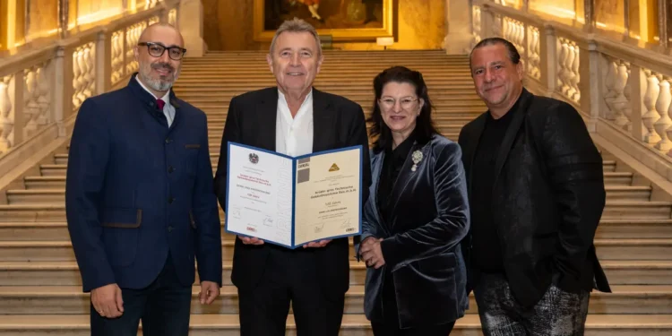 Ehrung der Elektroinnung für 120 Jahre brüder gros Technische Gebäudesysteme Ges.m.b.H. aus dem 12. Wiener Gemeindebezirk. Ehsan Ajdari (Fachgruppengeschäftsführer), Ludwig Hofstätter (brüder gros Technische Gebäudesysteme Ges.m.b.H.), Maria Neumann (Spartenobfrau Gewerbe und Handwerk) und Innungsmeister Christian Bräuer. © Barbara Lachner