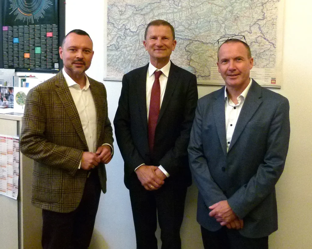 Nach Christian Atzmüller (Mitte) wurde die große Berufsgruppe mit fünf Bundesinnungen auf Paul Morolz (links) und Andreas Gruber aufgeteilt. © ELEKTRO|branche