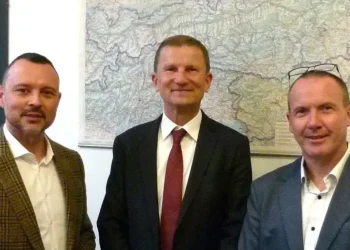 Nach Christian Atzmüller (Mitte) wurde die große Berufsgruppe mit fünf Bundesinnungen auf Paul Morolz (links) und Andreas Gruber aufgeteilt. © ELEKTRO|branche