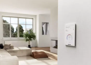 Der Gira G1 der zweiten Generation ist das neue High-End-Modell für das Smart Home-System Gira One, den Server Gira X1 und den Gira HomeServer. Er punktet mit mehr Performance, einem großen 7-Zoll- Display und einer optimierten Anbindung an den Gira HomeServer. © Gira