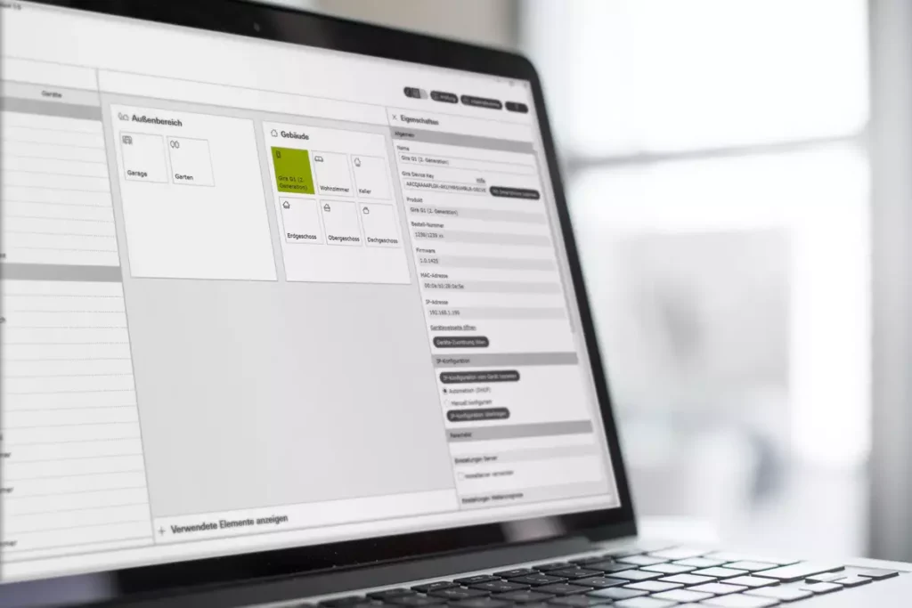 Der Gira G1 lässt sich per 24 V oder über Power over Ethernet (PoE) anschließen und per WLAN oder Ethernet ins Netzwerk integrieren. Die Inbetriebnahme erfolgt schnell und einfach über den Gira Projekt Assistenten (GPA). © Gira
